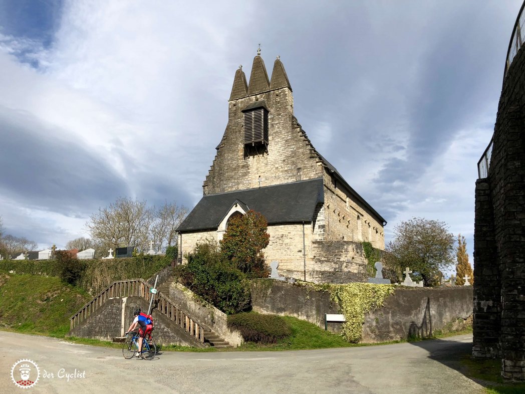 Clocher trinitaire in Aussurucq.